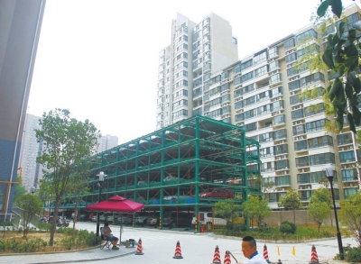 商城路與英協(xié)路交叉口附近的濱河綠苑小區(qū)內(nèi)，剛剛建好一個立體停車場。