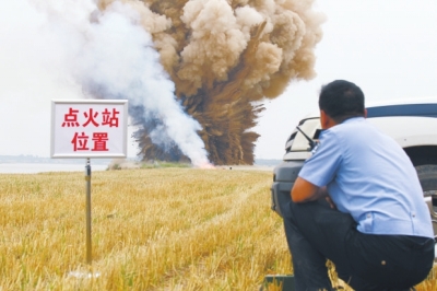 民警點(diǎn)火，引爆爆炸物品。