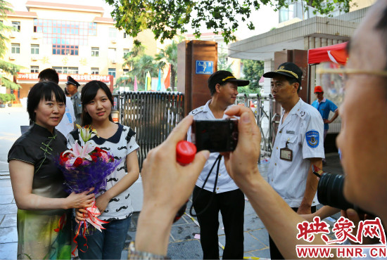 父親用手中的相機記錄下這重要的一刻。