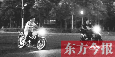 6月13日零點后,鄭州市商務內環路,不少年輕人騎著摩托車聚在這里飆車 6月13日零點后,鄭州市商務內環路,不少年輕人騎著摩托車聚在這里飆車