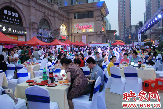 活動場面火爆,600多人免費大聚餐。 活動場面火爆,600多人免費大聚餐。