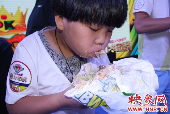 吃漢堡比賽。 吃漢堡比賽。