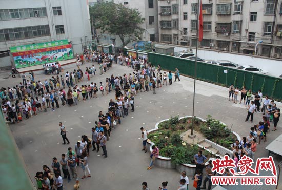 報(bào)名現(xiàn)場(chǎng)從一大早便已排起了長(zhǎng)龍。 報(bào)名現(xiàn)場(chǎng)從一大早便已排起了長(zhǎng)龍。