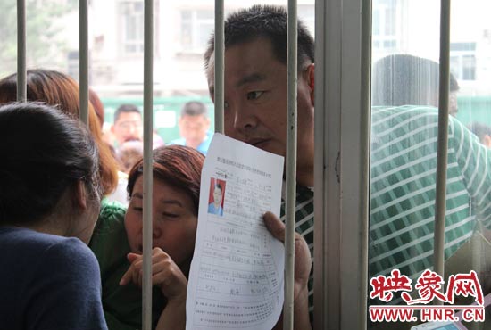 不少家長(zhǎng)擠在報(bào)名窗口前咨詢報(bào)名事宜。 不少家長(zhǎng)擠在報(bào)名窗口前咨詢報(bào)名事宜。