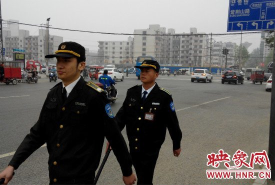 每天，老王的工作就是在火車站附近巡邏