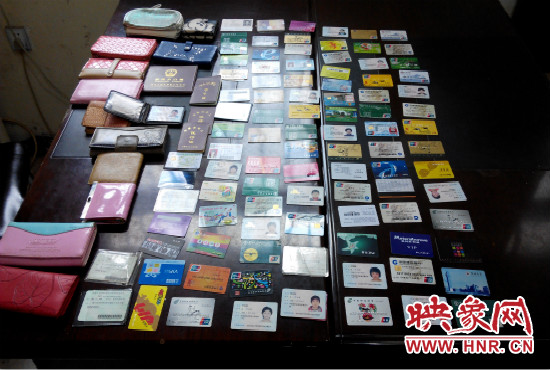 在日常執勤當中，巡防隊員經常能撿到很多的身份證和銀行卡。