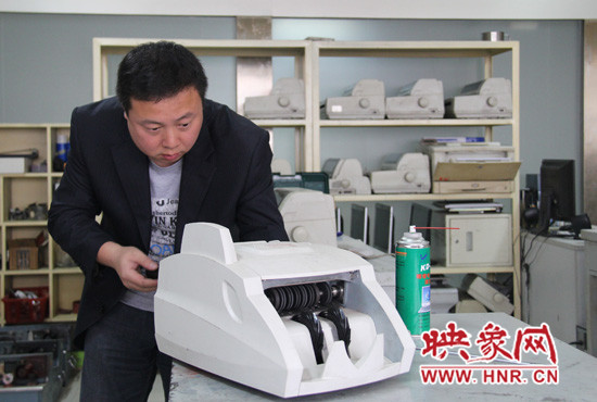 陸涌每天的工作就是和機器“談心”、發(fā)現(xiàn)故障、修好它們。 陸涌每天的工作就是和機器“談心”、發(fā)現(xiàn)故障、修好它們。