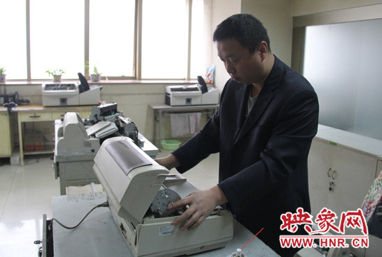 “不行,我再試一下,我一定要修好它。”遇到難題,東北人身上的那股執(zhí)拗勁讓他又堅持了下來 “不行,我再試一下,我一定要修好它。”遇到難題,東北人身上的那股執(zhí)拗勁讓他又堅持了下來