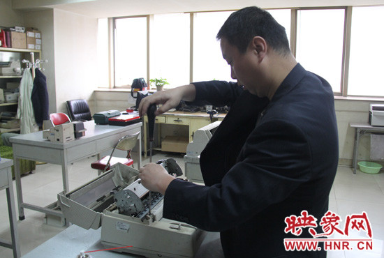 現(xiàn)在的陸涌經(jīng)常被同事成為“治療疑難雜癥的行家”、“大神” 現(xiàn)在的陸涌經(jīng)常被同事成為“治療疑難雜癥的行家”、“大神”