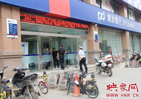 民警趕到現場了解情況。