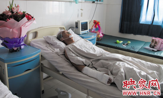 梁亮顱骨骨折、右胳膊肌腱被砍斷,手指受傷。