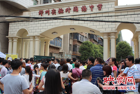 考試快結(jié)束時(shí)，陪考的家長涌入學(xué)校接孩子。