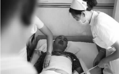 昨天，鄭州市第一人民醫(yī)院，被打傷的鄭州管城區(qū)執(zhí)法隊員唐建偉在接受治療。