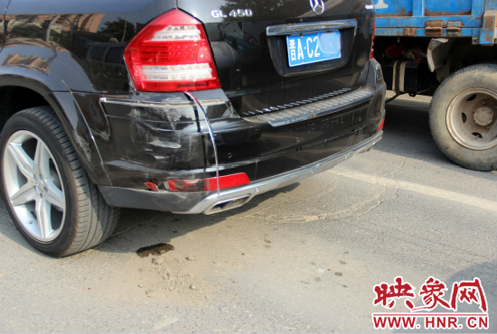 無(wú)辜奔馳越野車殘被追尾。