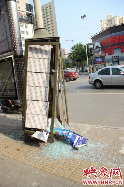 路旁的路燈箱已經(jīng)被肇事車輛撞碎。