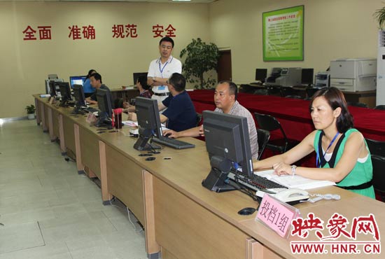 今年我省高招錄取工作正在平穩(wěn)正常開展，圖為投檔組工作人員。