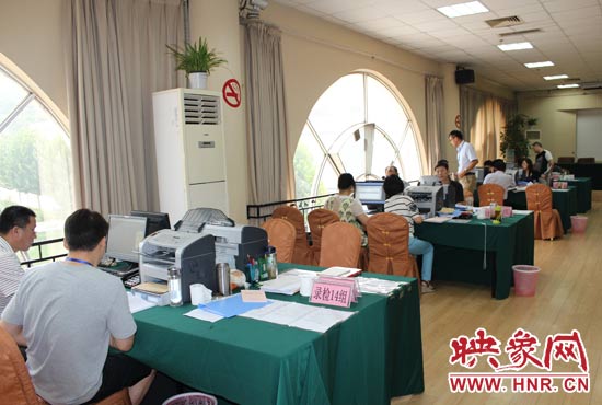 高招錄取現(xiàn)場錄檢組工作人員正在緊張工作中。