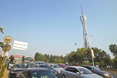 航海路中原福塔門前調(diào)頭口被封閉，等待左轉(zhuǎn)調(diào)頭的車輛排起長(zhǎng)隊(duì)。