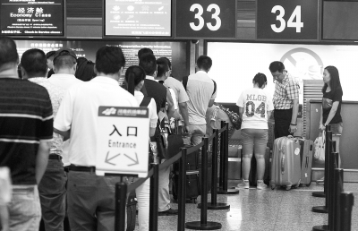 正在排隊辦理手續的乘客 正在排隊辦理手續的乘客