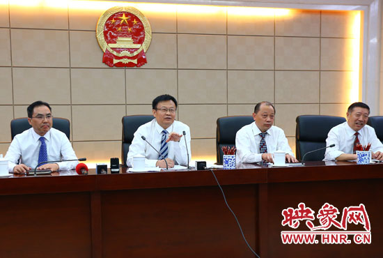 專題詢問會結束后，省人大組織召開記者提問會。