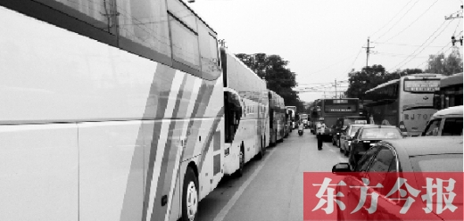 昨日,只能由東向西單行的鄭州市城南路上,闖進了由西向東行駛的大巴車,造成嚴重交通擁堵 昨日,只能由東向西單行的鄭州市城南路上,闖進了由西向東行駛的大巴車,造成嚴重交通擁堵