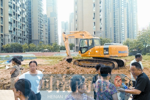 昨天,由于附近居民抗議,紅旗變電站項(xiàng)目再次停工 昨天,由于附近居民抗議,紅旗變電站項(xiàng)目再次停工