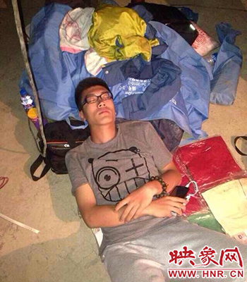 河南新聞廣播記者黨忱露宿震中龍頭山鎮 河南新聞廣播記者黨忱露宿震中龍頭山鎮