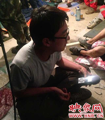 河南新聞廣播記者朱奕名深夜采訪受災群眾 河南新聞廣播記者朱奕名深夜采訪受災群眾