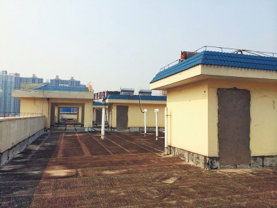 樓頂的小門被水泥封死