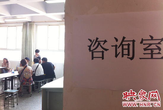 在金水區(qū)教體局設(shè)立的“復(fù)議”現(xiàn)場，家長們提出了各式各樣的問題。