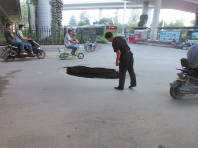 市民探頭看，大坑“深不可測”。