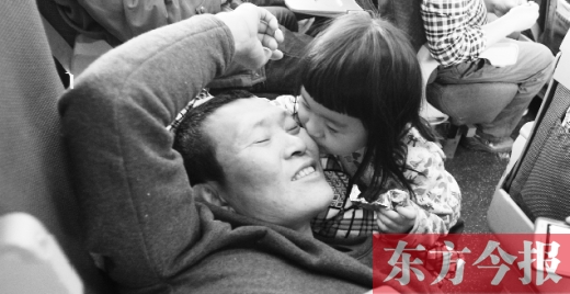 女兒嘟嘟不時的親吻是他最好的“鎮(zhèn)痛藥”。