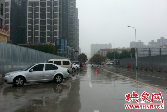 在新開通的東明路上,仍有多數私家車違規停車。