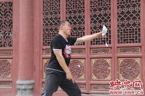 樊偉鵬展示其單指碎碗的絕技。 樊偉鵬展示其單指碎碗的絕技。