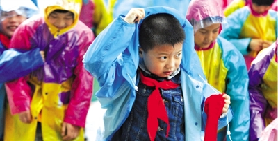 昨日下午,農(nóng)科路上一小學(xué)放學(xué)時,孩子們大部分都穿著雨披。