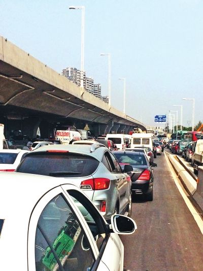 因塌方，中原路西三環交叉口附近擁堵嚴重