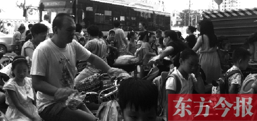 9月4日下午，文化路一小附近，大批陪讀家長(zhǎng)接孩子。