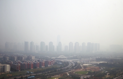 玉米秸稈煙淹了“大玉米”10月7日,霧霾籠罩下的鄭東新區CBD。 玉米秸稈煙淹了“大玉米”10月7日,霧霾籠罩下的鄭東新區CBD。