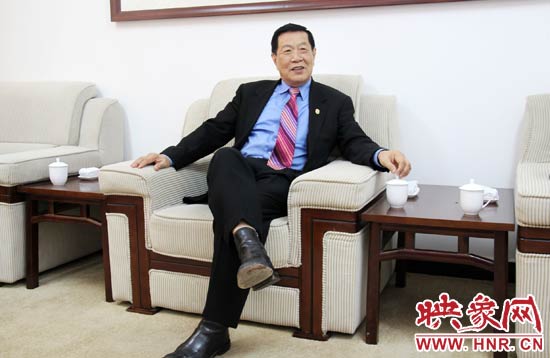 以精湛讀到的刑偵鑒識(shí)技術(shù)享譽(yù)國(guó)際的李昌鈺博士,被譽(yù)為“當(dāng)代福爾摩斯”。 以精湛讀到的刑偵鑒識(shí)技術(shù)享譽(yù)國(guó)際的李昌鈺博士,被譽(yù)為“當(dāng)代福爾摩斯”。