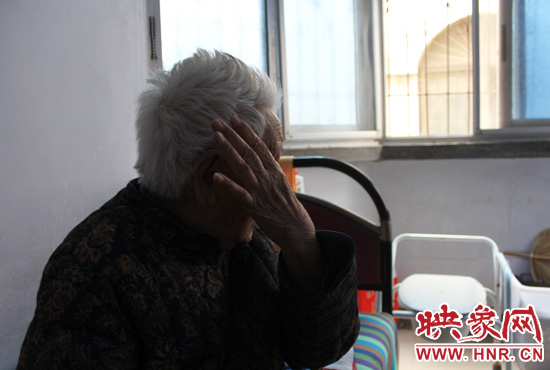 說起敬老院要搬遷,老太太忍不住流眼淚。 說起敬老院要搬遷,老太太忍不住流眼淚。