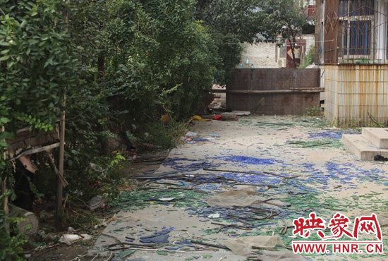 社區內已是狼藉一片。 社區內已是狼藉一片。