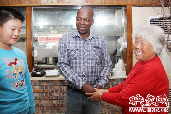 南非總統兒子到鄭喝胡辣湯遭圍觀 70多歲大媽激動合影