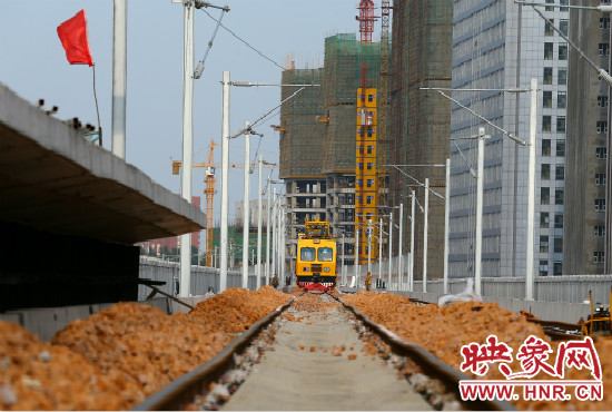 工程車在鋪好的軌道上忙碌不停。