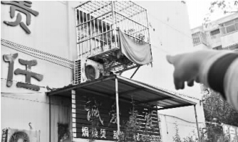 發生矛盾的一二樓鄰居，喇叭就安裝在二樓窗口。