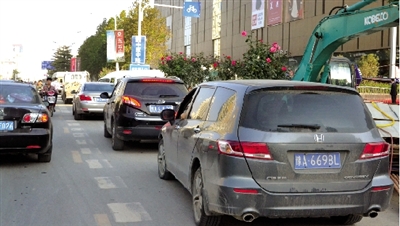 中原路華山路口，花壇擋了進入地下商場的車流