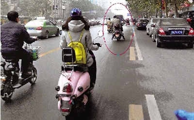 女摩的司機騎得飛快，闖了3次紅燈