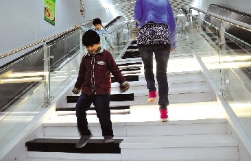 鄭州一地鐵口現“鋼琴”臺階 鄭州一地鐵口現“鋼琴”臺階