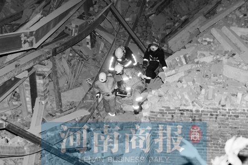 昨晚8點30分,消防員從廢墟中救出一名被埋者 昨晚8點30分,消防員從廢墟中救出一名被埋者