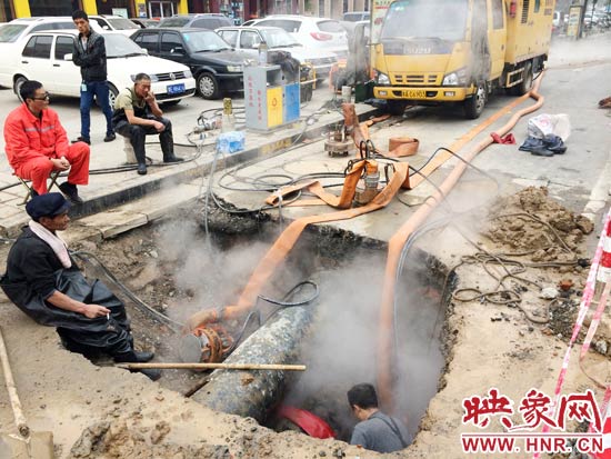 工人連續奮戰十幾個小時了