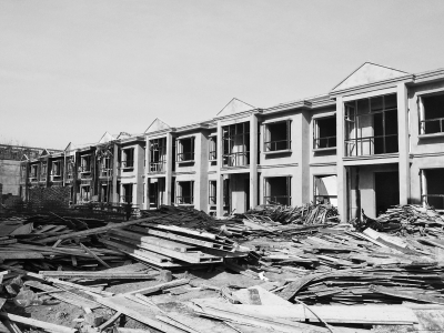 別墅群現場，工人正在施工，部分建筑已經封頂。